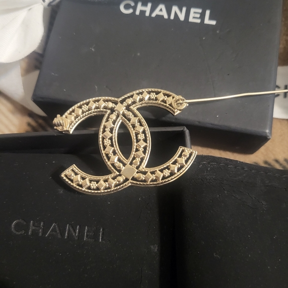Chanel pale gold hollow vintage brooch - Picture 4 of 5